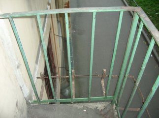 В Ужгороді чоловік випав з балкону 