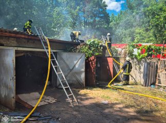 У Мукачеві люди самі гасили пожежу до приїзду рятувальників У Мукачеві люди самі гасили пожежу до приїзду рятувальників