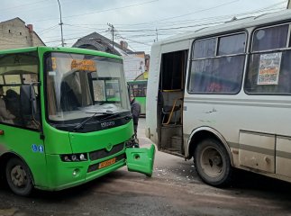У центрі Мукачева зіткнулись дві маршрутки