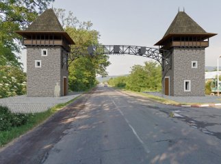 При в’їзді у Невицьке почали будувати арку, стилізовану під башти замку