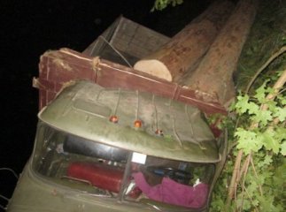 На Закарпатті перекинувся лісовоз "ЗІЛ": двоє людей загинули