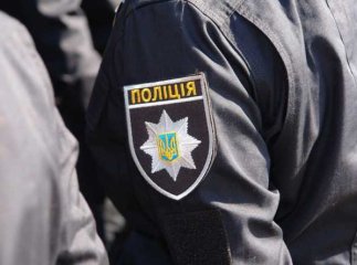 Вночі чоловік та жінка побили двох поліцейських