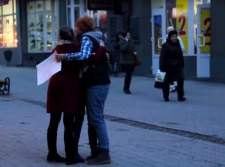 Ужгородські гумористи влаштували в обласному центрі флешмоб з обніманням