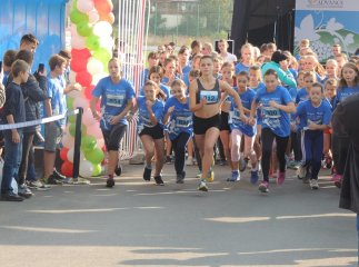 Представниця Угорщини на "Євробаченні" та олімпійський чемпіон з боксу взяли участь у берегівському напівмарафоні