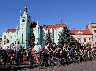 Мода на двохколісний транспорт: чому мукачівці масово пересідають на велосипеди? (ФОТО)