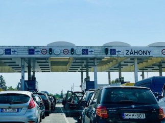 На українсько-угорському кордоні утворились величезні черги