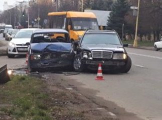 В Ужгороді не розминулись два автомобілі