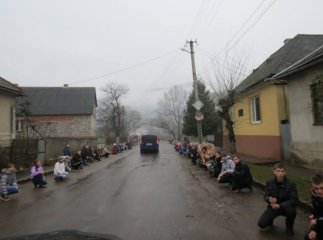 Великоберезнянці на колінах зустріли свого земляка, який загинув у зоні АТО (ФОТО)