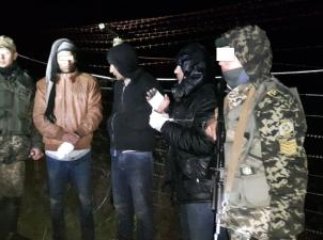 Курсанти-прикордонники біля кордону з Угорщиною затримали трьох нелегальних мігрантів