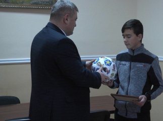 У Мукачеві героїчний дев’ятикласник став на захист інваліда, якого грабували аж троє чоловіків