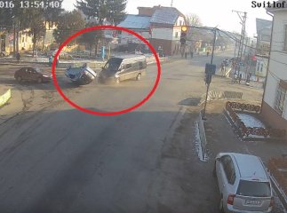 Карколомна ДТП: камери зафіксували, як мікроавтобус на перехресті зніс "Дейво", легковик перекинувся