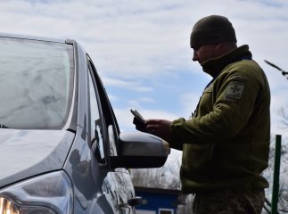 "Інвалідність" мами за 10 тисяч доларів: прикордонники розповіли про інциденти на КПП