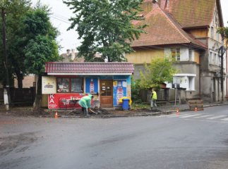 На вулиці Шевченка у Хусті ремонтують тротуари