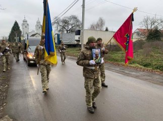 Залишилися мати, дружина і син: в області попрощались із захисником Залишилися мати, дружина і син: в області попрощались із захисником