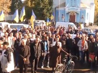 Як люди в Довгому протестували проти катастрофічного стану доріг (ВІДЕО)