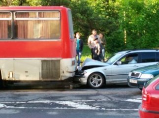 В Ужгороді іномарка в’їхала у автобус