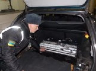 Чопські прикордонники вилучили 2500 пачок білоруських сигарет та "Мерседес" (ФОТО)