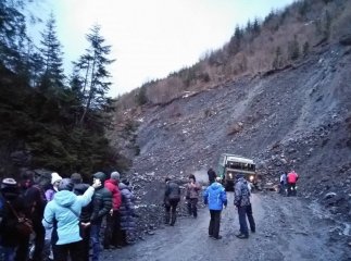 Вночі дорогу на Драгобрат завалило камінням