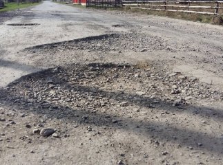 У мережі показали фото жахливого стану доріг, якими їздять жителі Міжгірського району