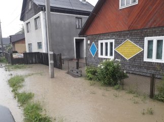 На Рахівщині злива підтопила будинок