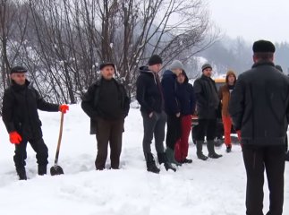 Дорога не прочищена, автобус не їздить: людям доводиться кілька кілометрів йти пішки, аби сісти на автобус