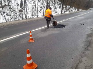 На Закарпатті почались ремонти кількох доріг: де тепер латають ями