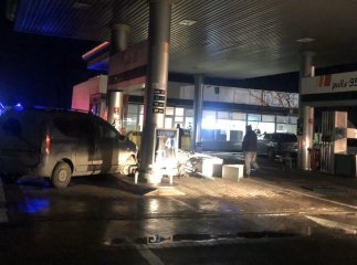П’яний водій в’їхав у бензоколонку: фото з місця події