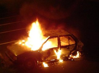 Як в Ужгороді на стоянці автомобіль горів (ВІДЕО)