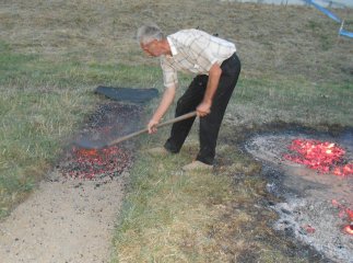 Мукачівці ходили по розпеченому вугіллю (ФОТО)