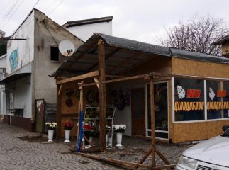 В Ужгороді підприємець без документів встановила МАФ на площі Корятовича
