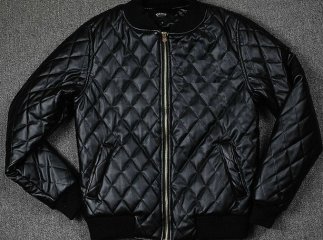 У Тячеві троє зловмисників вкрали з магазину одягу сто брендових курток