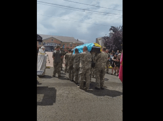 Неможливо дивитися без сліз: у Фейсбуці показали відео прощання з загиблим військовим