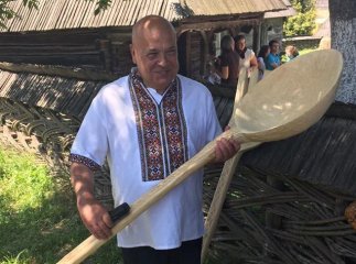 Фото Москаля із гігантською виделкою та жартівлива "погроза" Ляшку "розірвали" соцмережі