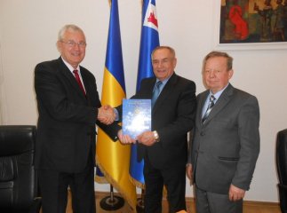 Золтан Ленд’єл тепер матиме, що читати: правоохоронці вручили йому книгу (ФОТО)