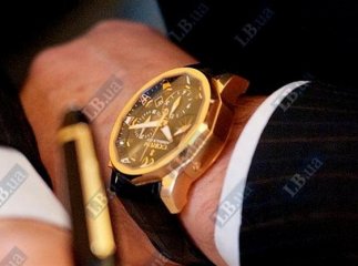 Губернатор за минулий рік заробив на півтора годинника?