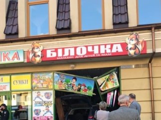 В Ужгороді машина в’їхала у крамницю, —  ЗМІ