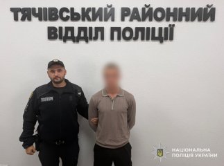Одягнув балаклаву, взяв зброю та пішов грабувати: на Закарпатті підозрюють підлітка