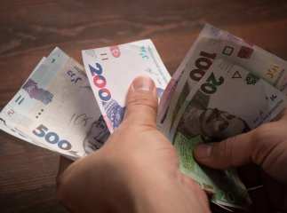 Деяким працівникам у травні гарантовано дадуть 2000 гривень доплати: хто у списку