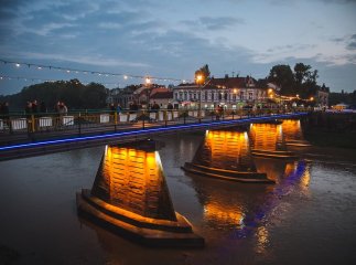 В Ужгороді п’ятеро дітей ледь не замерзли під пішохідним мостом
