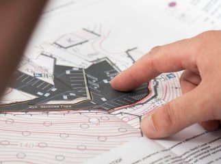 У Мукачеві облаштовують нову безкоштовну парковку біля замку Паланок