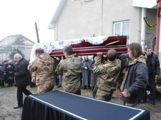 На Мукачівщині прощались з добровольцем "Айдару" Олегом "Скіфом" Сидором (ФОТОРЕПОРТАЖ)