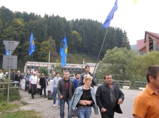 Засудили "свободівців", які підпалили пам’ятник на Верецькому перевалі