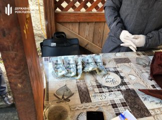 На хабарі у 1250 доларів затримано працівника державної лісової охорони Закарпатської області