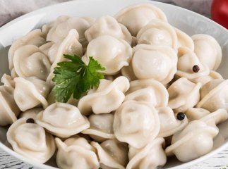 Це треба обов’язково додати під час приготування: як варити пельмені, щоб вони не розварились