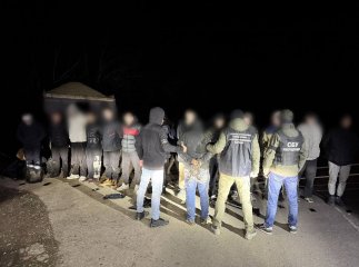 У вантажівці з піском виявили 13 чоловіків, які планували потрапити в Угорщину