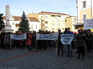 Обурені студенти ПТУ спробували прорватися в ратушу з іншого входу