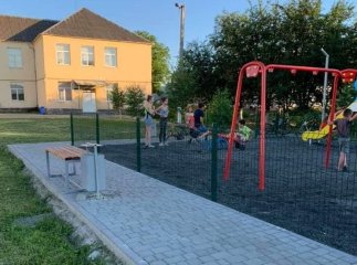 У Новому Давидкові зводять дитячий і спортивний майданчики