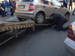 Припарковану у центрі Ужгорода "Шкоду" евакуювали з пішоходного переходу
