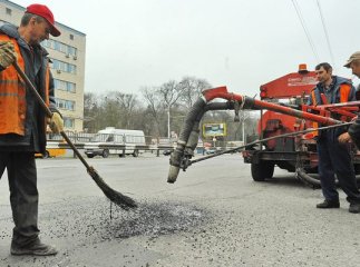 Закарпатські дорожники продовжують ямковий ремонт доріг області