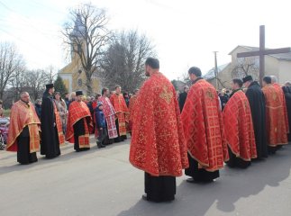 У Мукачеві вірники пройшли Хресну дорогу